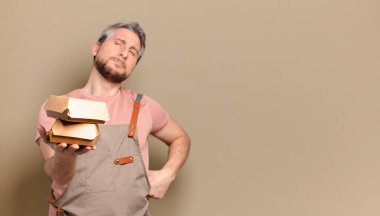 Hamburgerli orta yaşlı aşçı. barbekü konsepti