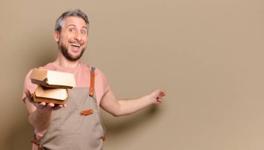 Hamburgerli orta yaşlı aşçı. barbekü konsepti