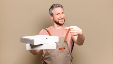 Orta yaşlı aşçı. Pizza konseptini kaldır.