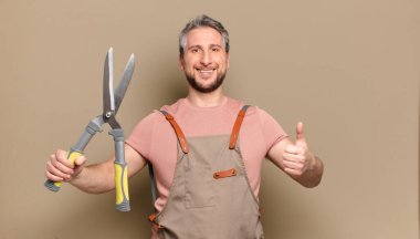 Orta yaşlı bahçıvan.