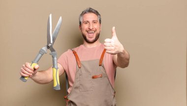 Orta yaşlı bahçıvan.