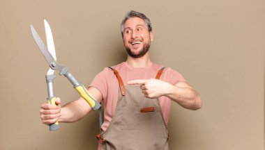 Orta yaşlı bahçıvan.