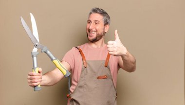 Orta yaşlı bahçıvan.