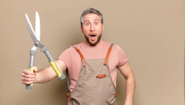 Orta yaşlı bahçıvan.