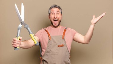 Orta yaşlı bahçıvan.