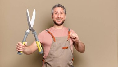 Orta yaşlı bahçıvan.