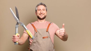 Orta yaşlı bahçıvan.