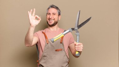 Orta yaşlı bahçıvan.