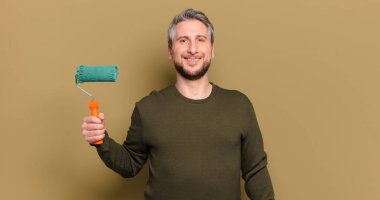 Patenli boya dekorasyonu konsepti olan orta yaşlı bir adam.