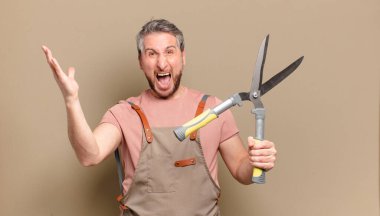 Orta yaşlı bahçıvan.