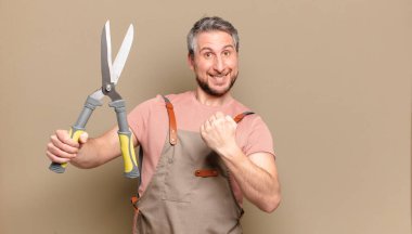 Orta yaşlı bahçıvan.