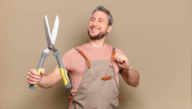 Orta yaşlı bahçıvan.