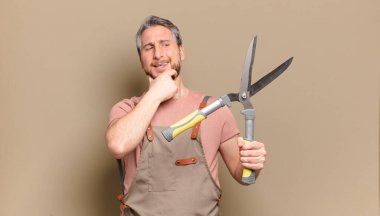 Orta yaşlı bahçıvan.