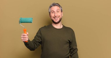 Patenli boya dekorasyonu konsepti olan orta yaşlı bir adam.