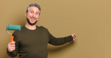 Patenli boya dekorasyonu konsepti olan orta yaşlı bir adam.