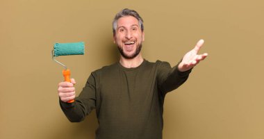 Patenli boya dekorasyonu konsepti olan orta yaşlı bir adam.