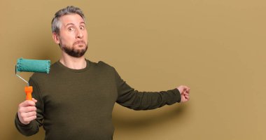 Patenli boya dekorasyonu konsepti olan orta yaşlı bir adam.