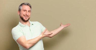 Kopya alanı olan orta yaşlı bir adam.