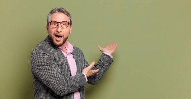 Fotokopi alanı olan orta yaşlı iş adamı