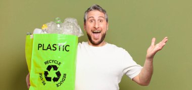 Orta yaşlı adam geri dönüşüm kavramı