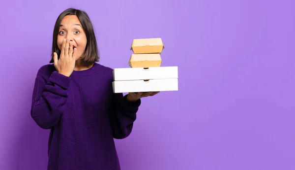 Una Mujer Joven Bonita Quitar Concepto Comida Rápida — Foto de Stock