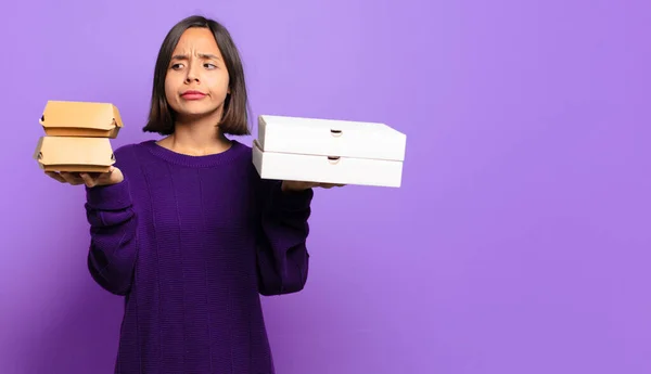 Una Mujer Joven Bonita Quitar Concepto Comida Rápida — Foto de Stock