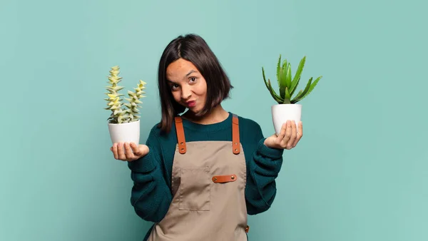 Jovem Mulher Bonita Com Cacto — Fotografia de Stock