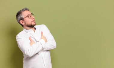 Stüdyoda poz veren orta yaşlı iş adamı