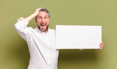 Boş afişi olan orta yaşlı bir adam.