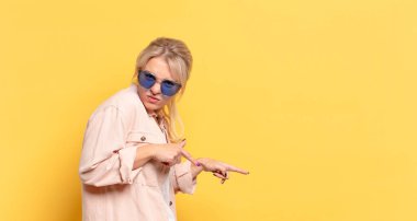 Sarışın, güzel bir kadın. Tatilde ve fotokopi odası var.