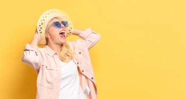 Sarışın, güzel bir kadın. Tatilde ve fotokopi odası var.