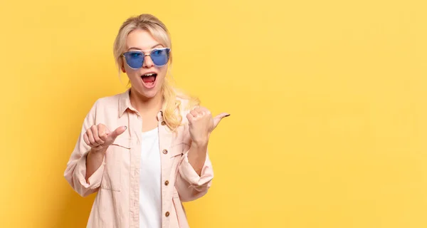 Blond Mooi Vrouw Vakantie Met Een Kopieerruimte — Stockfoto