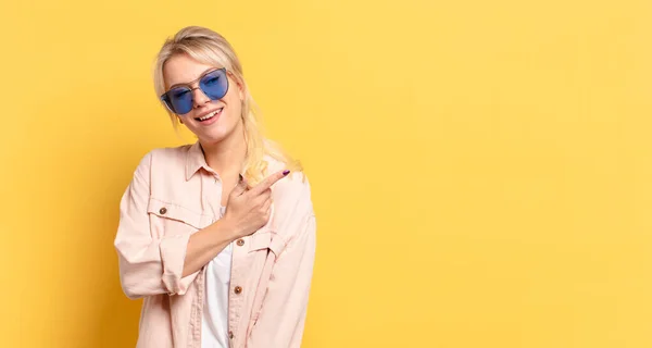 Bionda Bella Donna Vacanza Con Uno Spazio Copia — Foto Stock