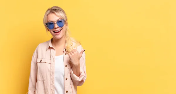 Bionda Bella Donna Vacanza Con Uno Spazio Copia — Foto Stock