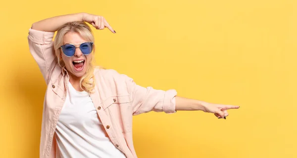 Rubia Bonita Mujer Vacaciones Con Espacio Copia — Foto de Stock