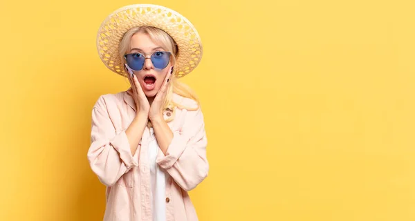 Bionda Bella Donna Vacanza Con Uno Spazio Copia — Foto Stock