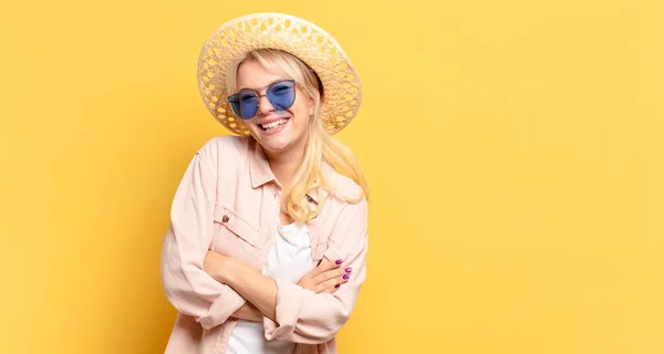 Bionda Bella Donna Vacanza Con Uno Spazio Copia — Foto Stock