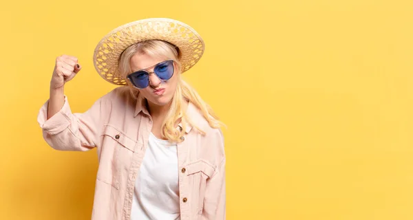 Blonde Hübsche Frau Urlaub Mit Kopierplatz — Stockfoto