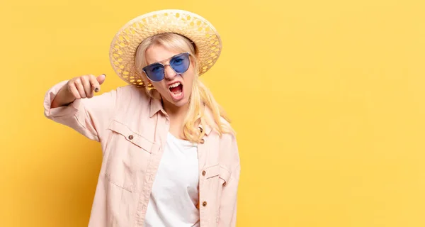 Blonde Hübsche Frau Urlaub Mit Kopierplatz — Stockfoto