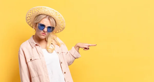 Blond Mooi Vrouw Vakantie Met Een Kopieerruimte — Stockfoto