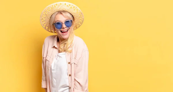 Bionda Bella Donna Vacanza Con Uno Spazio Copia — Foto Stock