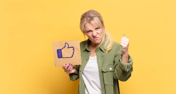 Rubia Bonita Mujer Con Social Media Como — Foto de Stock