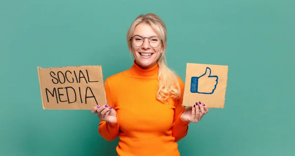 Blond Vacker Kvinna Sociala Medier Gillar Begreppet — Stockfoto