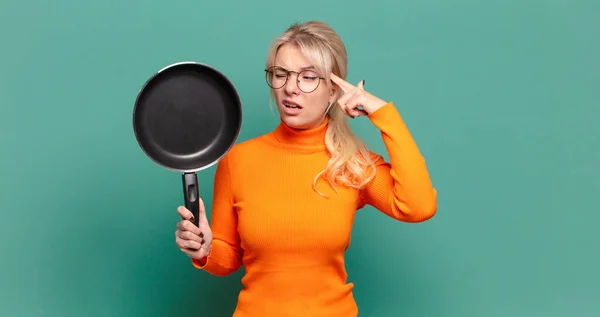 Blonde Jolie Femme Apprendre Cuisiner Avec Une Poêle — Photo