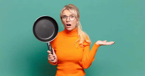 Loira Bonita Mulher Aprendendo Cozinhar Com Uma Panela — Fotografia de Stock