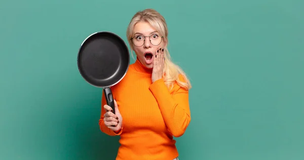 Blonde Jolie Femme Apprendre Cuisiner Avec Une Poêle — Photo