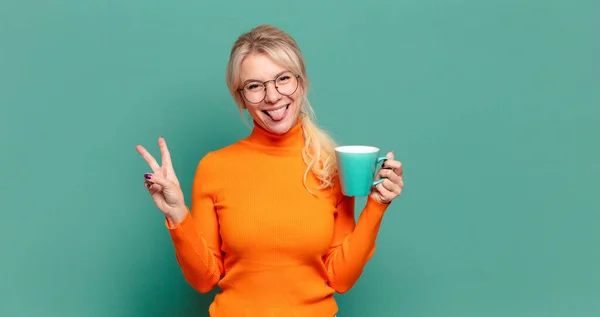 Mulher Bonita Loira Com Uma Xícara Café Chá — Fotografia de Stock