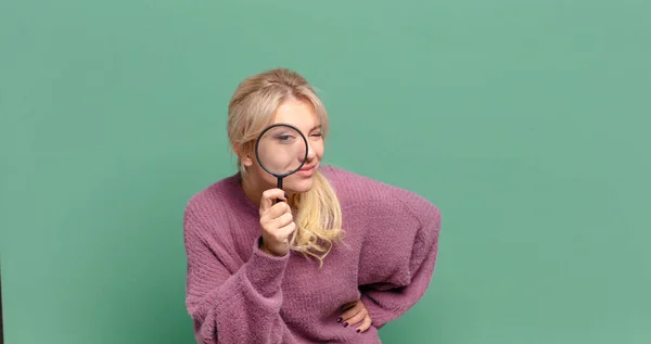 Blond Mooi Vrouw Met Een Vergrootglas — Stockfoto