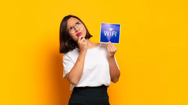 Una Mujer Joven Bonita Concepto Wifi — Foto de Stock