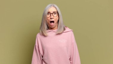 Son sınıf öğrencisi, ağzı açık, dehşete düşmüş ve şok olmuş hissediyor.